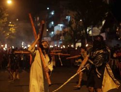 Pawai Lilin Paroki SPMDKS Jadi Simbol Persatuan Umat Katolik Melawi