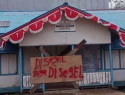 Warga Nanga Kayan Segel Kantor Desa, Tuntut Transparansi Dana Desa