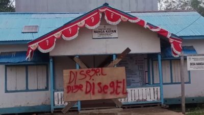Warga Nanga Kayan Segel Kantor Desa, Tuntut Transparansi Dana Desa