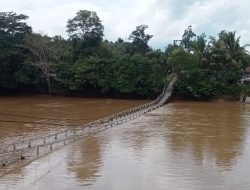 Jembatan Gantung di Melawi Ambruk, Dua Pemotor Selamat dari Maut