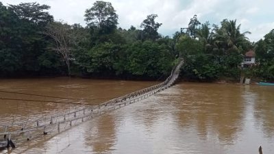 Jembatan Gantung di Melawi Ambruk, Dua Pemotor Selamat dari Maut
