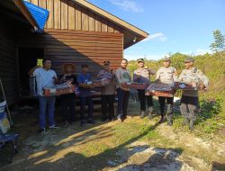 Kapolres Melawi Bagikan Bibit Ayam Joper, Warga Semangat Wujudkan Ketahanan Pangan