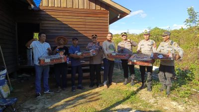 Kapolres Melawi Bagikan Bibit Ayam Joper, Warga Semangat Wujudkan Ketahanan Pangan