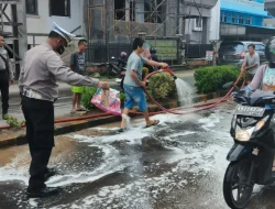 Polres Melawi Lakukan Penyemprotan dan Pengaturan Lalu Lintas di Lokasi Tumpahan BBM