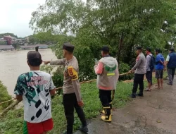 Polsek Nanga Pinoh dan BPBD Melawi Gerak Cepat Atasi Erosi Sungai di Desa Tekelak