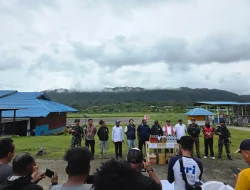 TNI-Polri Musnahkan Puluhan Botol Miras Ilegal di Bandara Oksibil