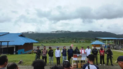 TNI-Polri Musnahkan Puluhan Botol Miras Ilegal di Bandara Oksibil