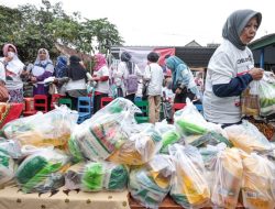 Saripin Borong Sembako Murah Pakai Tas Daur Ulang