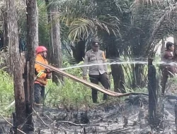 Satlantas Nanga Pinoh Padamkan Api di Jalan Kota Baru