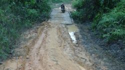 Jalan Poros Hancur, Warga Pinoh Utara Susah Mobilitas